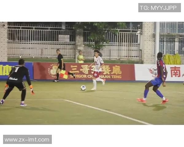 足球明星精彩射门瞬间高清图片展现足球魅力与激情的完美结合