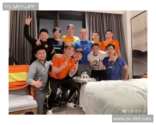 足球明星齐聚一堂合影留念展现团结与友谊的精彩瞬间 足球明星齐聚一堂合影留念展现团结与友谊的精彩瞬间